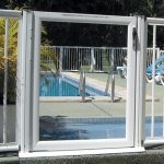 garde corps piscine aluminium porte blanc