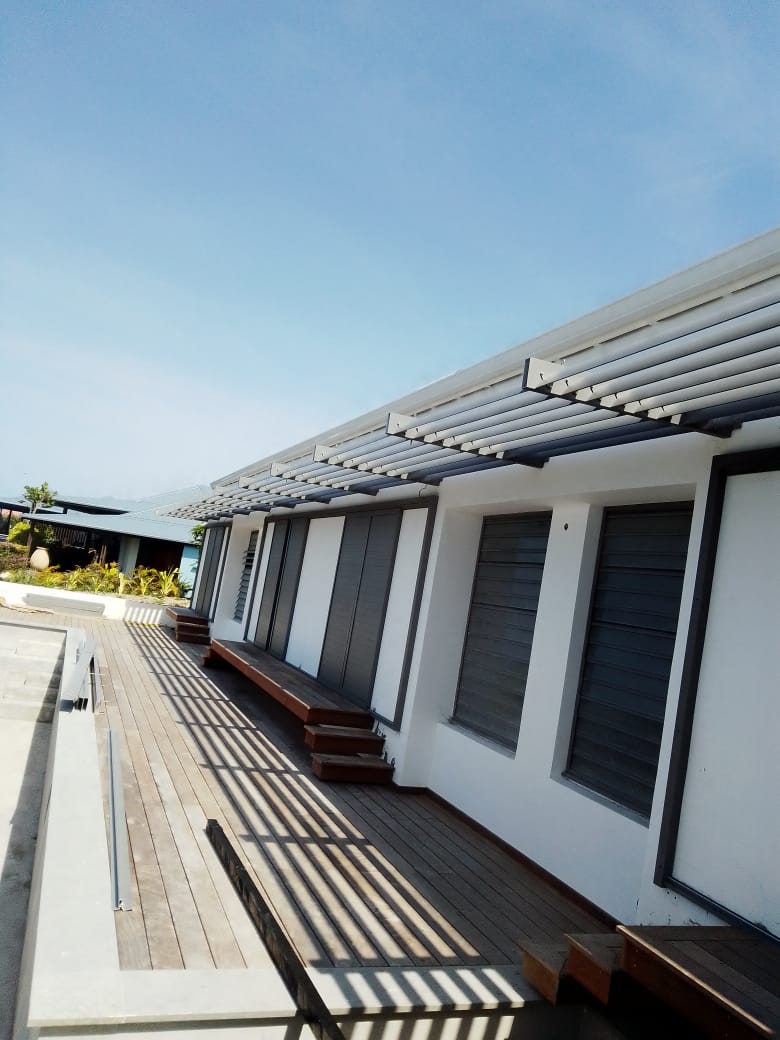 auvent-marquise-aluminum-protection-solaire-maison-villa-brise-soleil