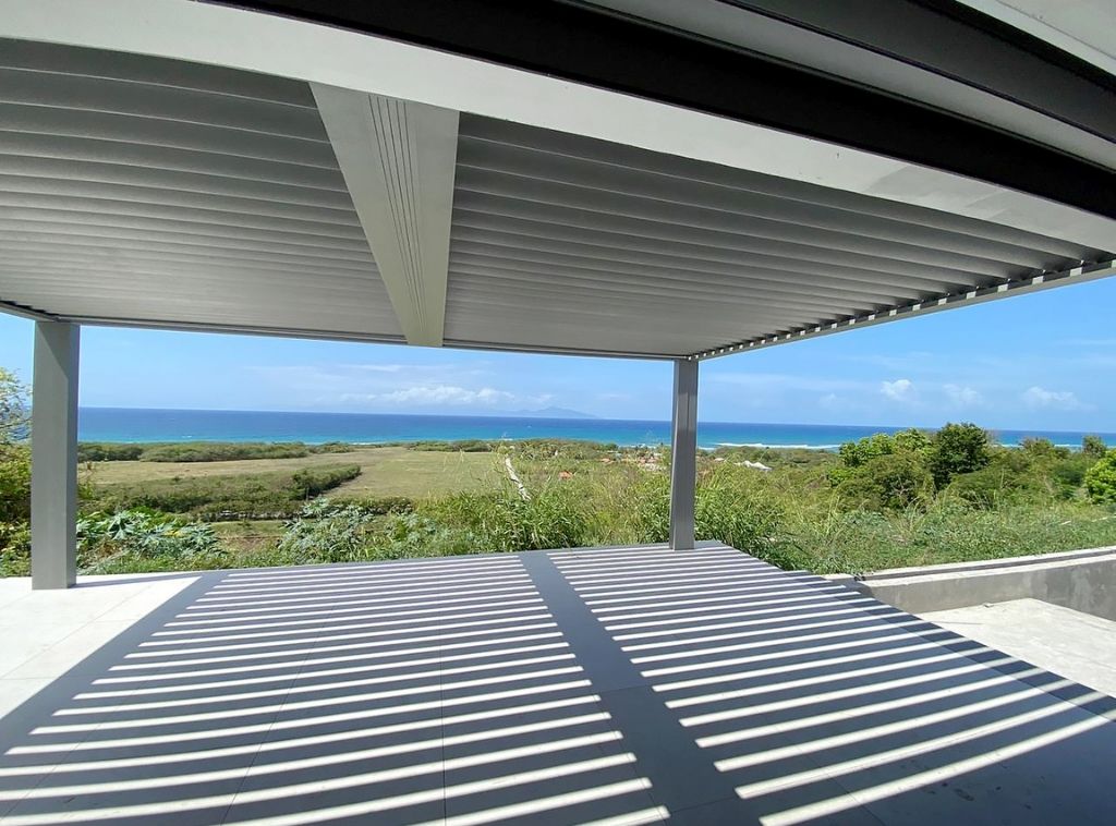 pergola-climatique-lames-orientables-aluminium-blanche-technal-suneal-protection-solaire-villa-terrasse