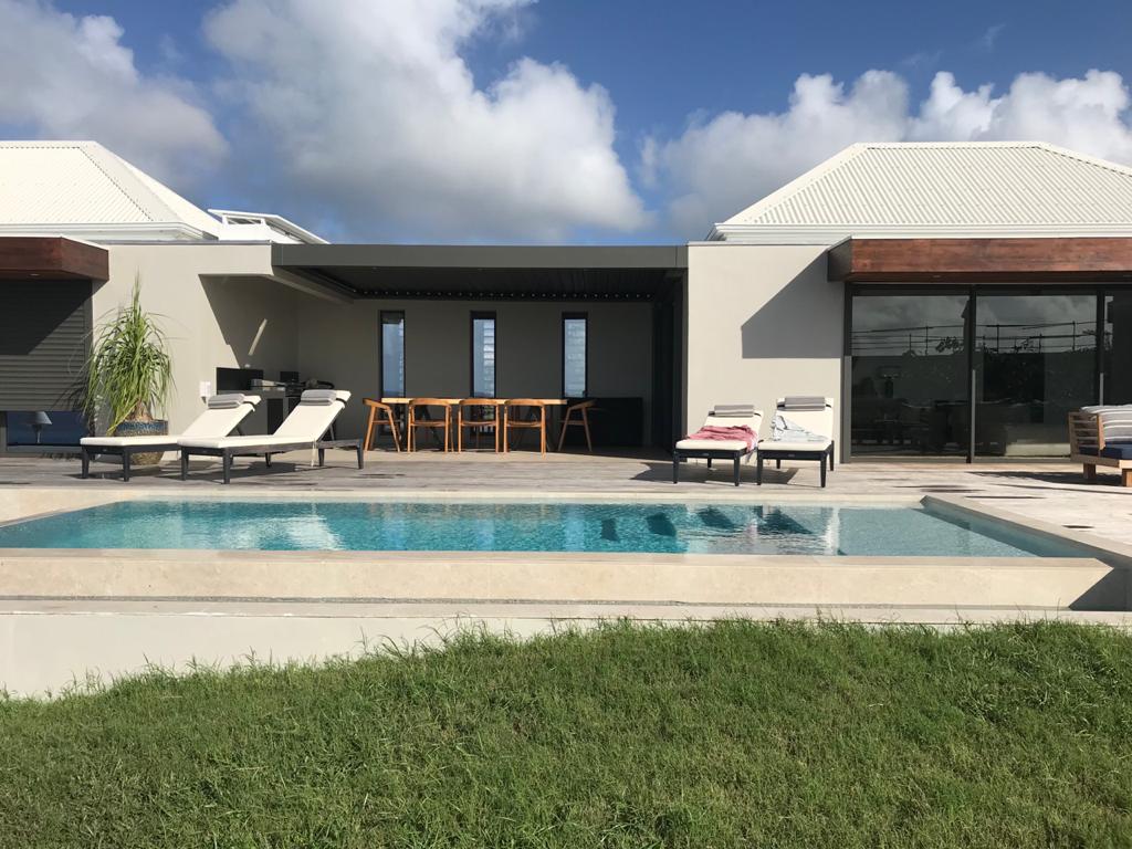 villa-guadeloupe-prestige-vitrage-fenetres-verrerie-aluminium-technal-pergola-baie-vitree-miroir-volet-roulant-garde-corps-suneal