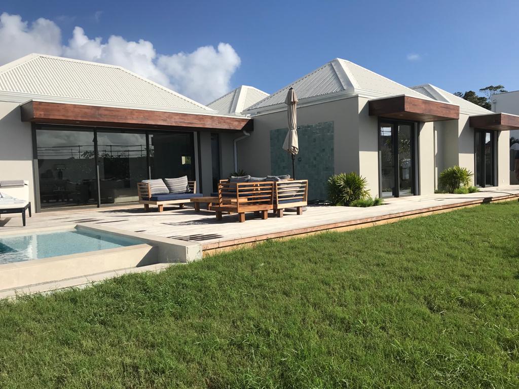 villa-guadeloupe-prestige-vitrage-fenetres-verrerie-aluminium-technal-pergola-baie-vitree-miroir-volet-roulant-garde-corps-suneal