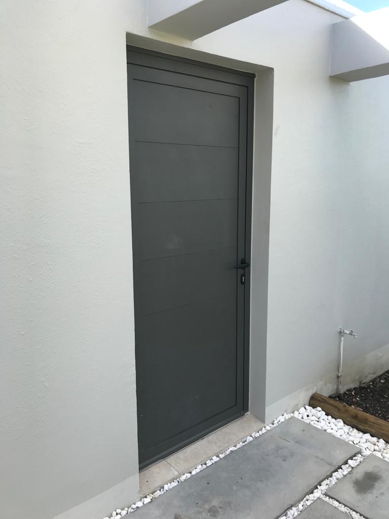 porte-technal-PB-classique-panneaux-lames-aluminium-villa-guadeloupe-gyn-nouveaute