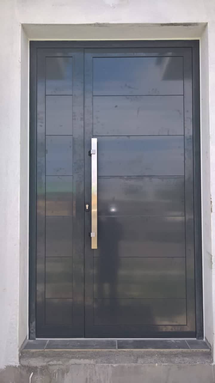 porte-entree-aluminium-menuiserie -sur-mesure-grise
