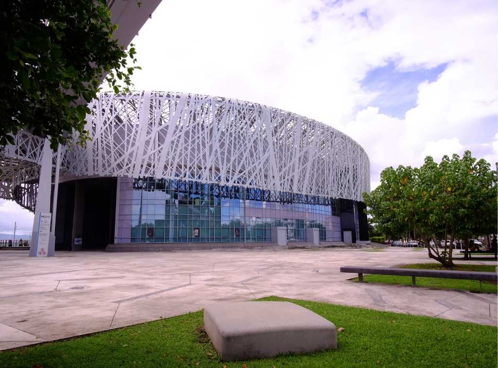 habillage-de-façade-mur-vitré-memorial-acte-monument-chantier-prestige-guadeloupe-vitrage-verre-vitres-transparence