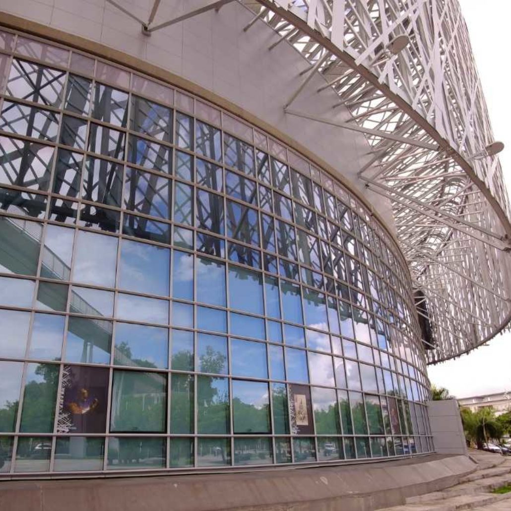 mur-vitré-memorial-acte-monument-chantier-prestige-guadeloupe-vitrage-verre-vitre-transparence