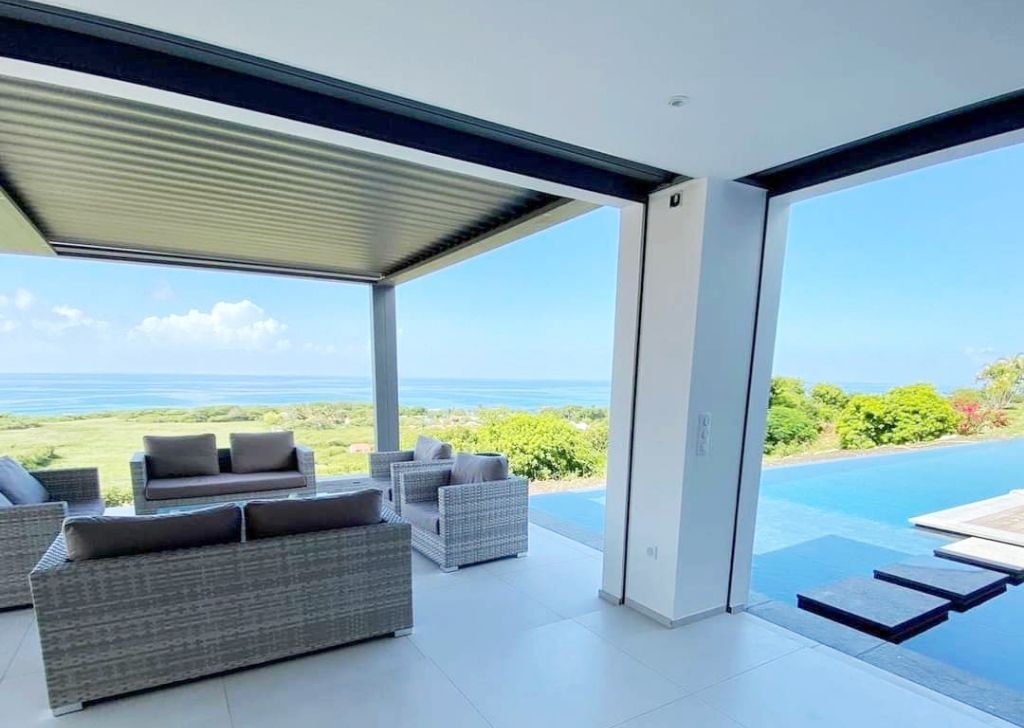 pergola-climatique-lames-orientables-aluminium-technal-suneal-protection-solaire-villa-terrasse